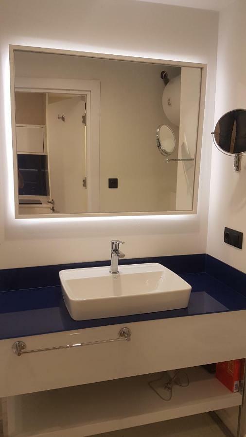Deluxe Hotel Room In The Heart Of Batumi Orbi City A Block Buitenkant foto